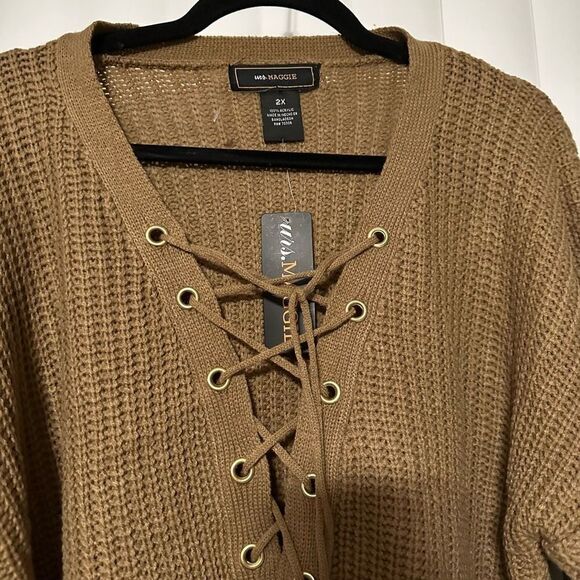 Mrs Maggie CABLE-KNIT LACE-UP, Flaunt those curves ladies in this chic crocheted - Picture 6 of 11